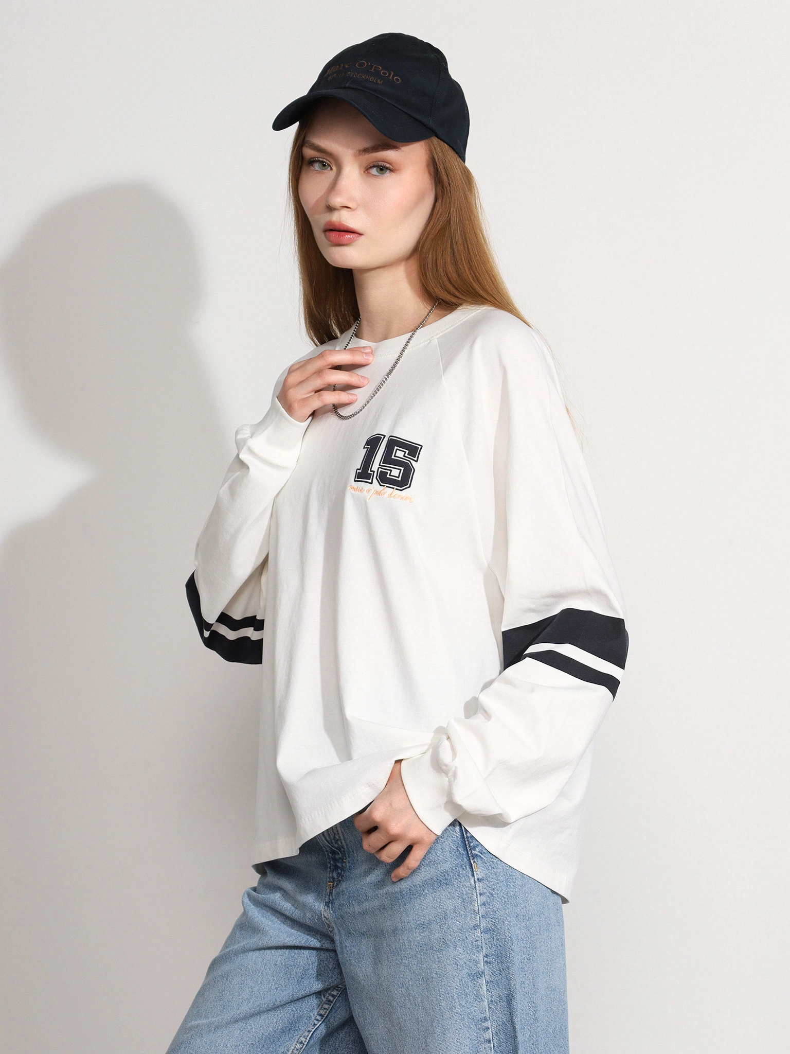 Футболка белого цвета с длинным рукавом из хлопка